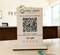 Google Bewertungs-Aufsteller aus Holz – QR-Code mit Google-Logo und personalisierbarem Text. Stilvolle Theke-Deko für mehr Bewertungen. Größe: 12x8 cm, inkl. Fuß. Jetzt individuell gestalten!