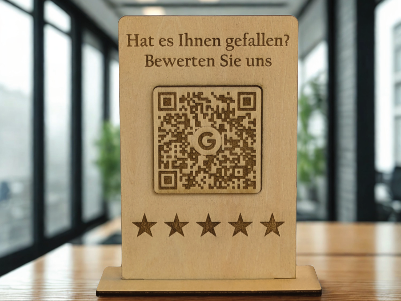 Google Bewertungs-Aufsteller aus Holz – QR-Code mit Google-Logo und personalisierbarem Text. Stilvolle Theke-Deko für mehr Bewertungen. Größe: 12x8 cm, inkl. Fuß. Jetzt individuell gestalten!
