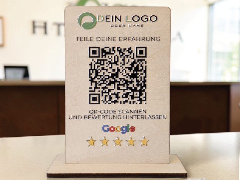 QR-Code Aufsteller aus Holz für Google Bewertungen.