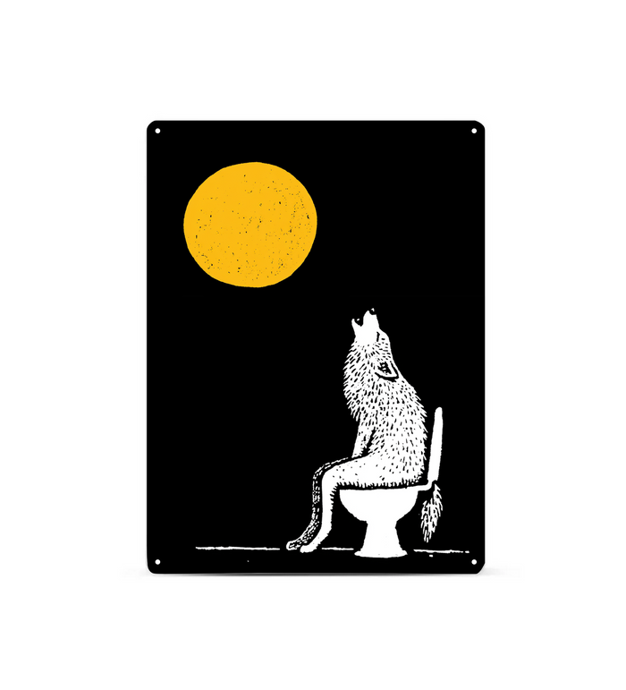 Ein hochformatiges, schwarzes Metallschild steht dekorativ auf einem hellen Holzregal vor einer beigen Wand. Das Motiv zeigt einen großen, strukturierten gelben Vollmond und die weiße Silhouette eines Wolfs, der auf einer Toilette sitzt und nach oben heult. (Referenz: 1 Bild Metallschild Badezimmer Wolf Mond.jpg)