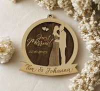 Personalisierter Holzanhänger "Just Married" mit Namen, Datum & Herzen – einzigartiges Hochzeitsgeschenk aus graviertem Sperrholz.