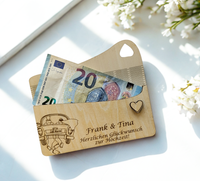 Charmante Holzkarte zur Hochzeit mit Hochzeitsauto, Herz-Ausstanzung & Geldfach – individuell gravierbar, stilvoll, persönlich & ideal für besondere Glückwünsche an das Brautpaar.