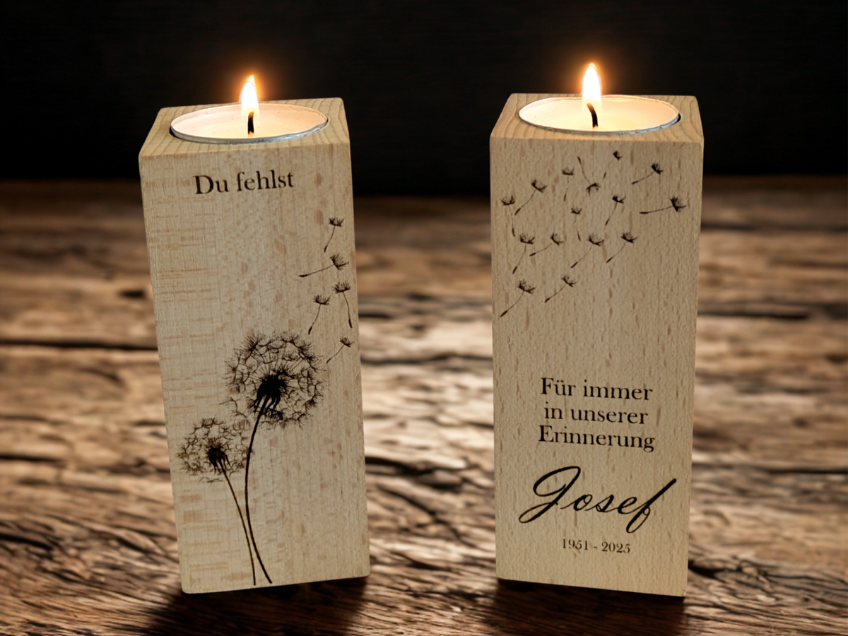 Personalisierte Teelichthalter aus unbehandeltem Holz (12 x 5,2 cm) mit Pusteblume, Namen & individuellem Text – ein stilvolles Erinnerungslicht für Verstorbene. Ein besonderes Trauergeschenk. 