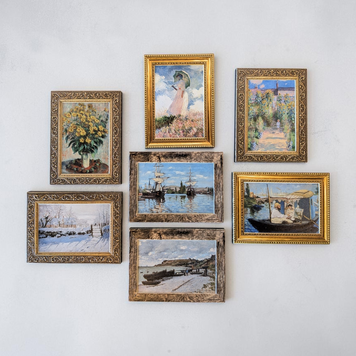 Rechteckiger Holz-Kühlschrankmagnet (8x6 cm) aus Birkensperrholz mit einem gedruckten Gemälde von Claude Monet. Das Bild wird von einem spürbaren 1,6 mm 3D-Relief-Galerierahmen in Gold oder rustikalem Holz umschlossen.