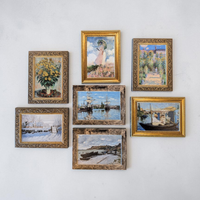 Rechteckiger Holz-Kühlschrankmagnet (8x6 cm) aus Birkensperrholz mit einem gedruckten Gemälde von Claude Monet. Das Bild wird von einem spürbaren 1,6 mm 3D-Relief-Galerierahmen in Gold oder rustikalem Holz umschlossen.