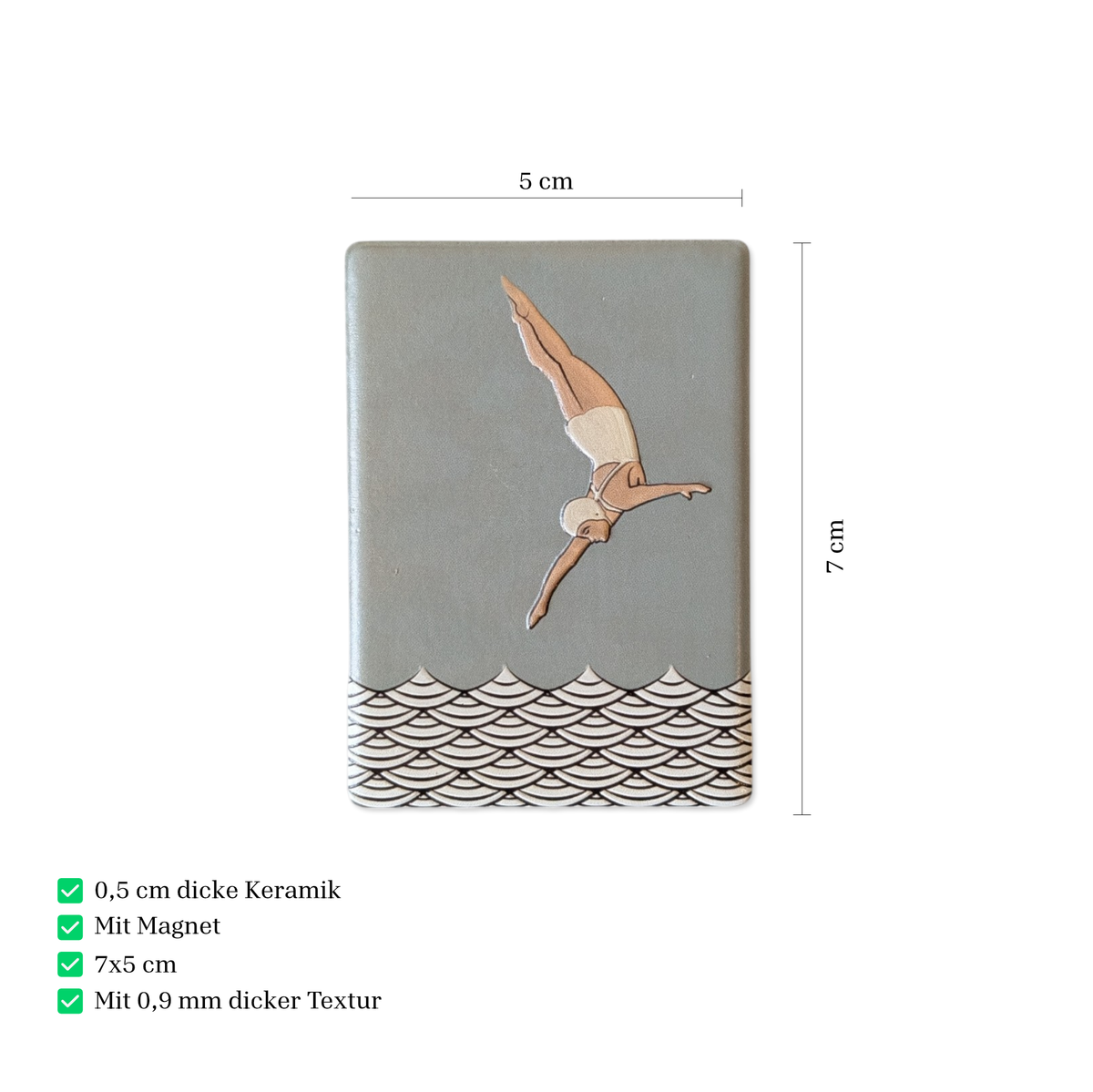 Rechteckiger Keramik-Kühlschrankmagnet (7x5 cm) mit seidenmatter Glasur in Salbeigrün. Zu sehen ist eine Turmspringerin im Art-Déco-Stil im Sprung über einem schwarz-weißen Wellenmuster im fühlbaren 3D-Relief.