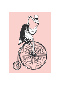 Das Poster zeigt einen Flamingo auf einem Hochrad mit Frack und Hut im vintage Stil. 