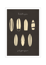 Das Surfer Poster mit verschiedenen Surfbretten im vintage Stil und schönem Himmelblau und Orange, ist die ideale Wanddeko für alle die ihr Wohnung im maritimen Einrichten.