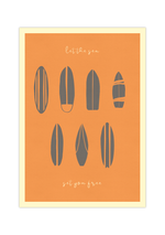 Das Surfer Poster mit verschiedenen Surfbretten im vintage Stil und schönem Himmelblau und Orange, ist die ideale Wanddeko für alle die ihr Wohnung im maritimen Einrichten.
