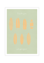 Das Surfer Poster mit verschiedenen Surfbretten im vintage Stil und schönem Himmelblau und Orange, ist die ideale Wanddeko für alle die ihr Wohnung im maritimen Einrichten.