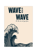 Dieses Poster im vintage Stil zeigt eine Welle im typischen japanischen Stil mit dem Spruch "Wave after Wave - let the sea set you free."