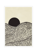 Das maritime Poster zeigt dir gezeichnete Wellen und mit einer schwarzen Sonne am Horizont.