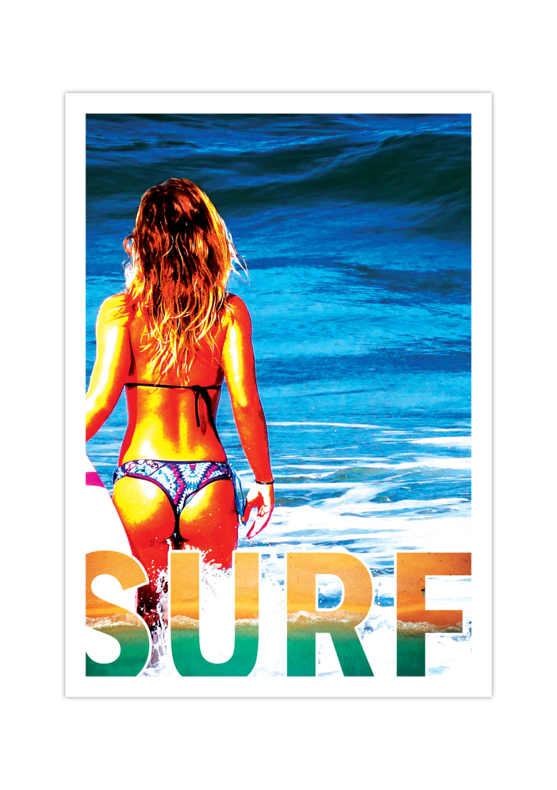 Das Poster zeigt im retro Stil eine schöne Frau im Bikini mit Surfbrett ins Meer gehen, inklusive der Bildunterschrift Surf.