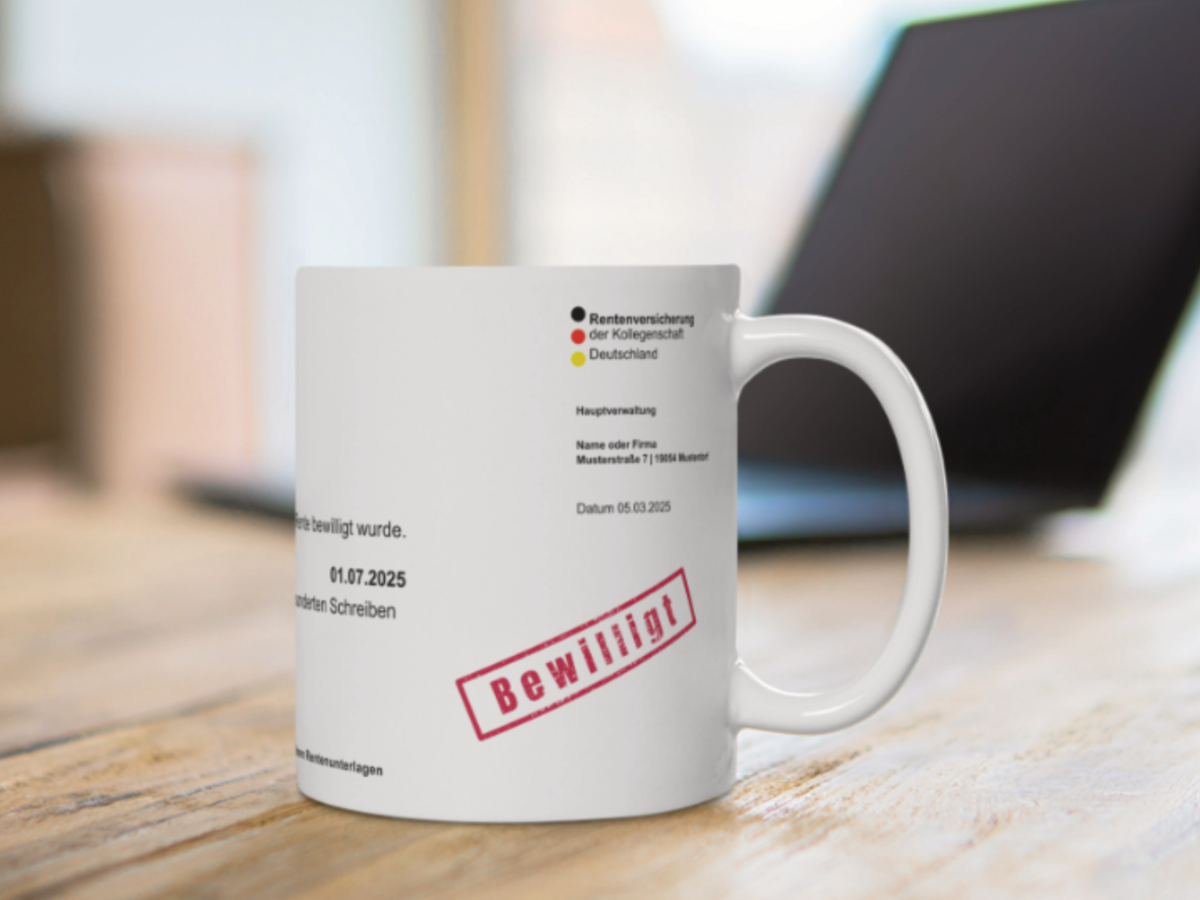 Personalisierte Rentenbescheid-Tasse – Individuell gestaltbar mit Namen, Datum und persönlichen Texten. Hochwertige Keramik, Panorama-Druck, spülmaschinenfest. Perfektes Geschenk zum Ruhestand!