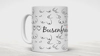 Die personalisierbare Tasse für deine beste Freundin zeigt unterschiedliche Formen von Brüsten und das Wort Busenfreundinnen. 