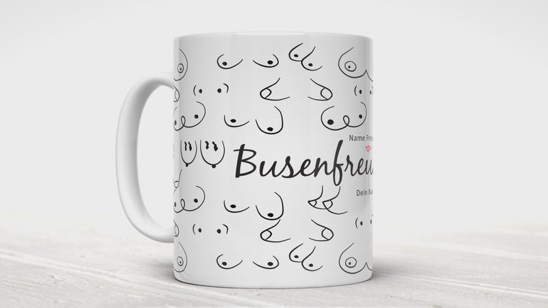 Die personalisierbare Tasse für deine beste Freundin zeigt unterschiedliche Formen von Brüsten und das Wort Busenfreundinnen. 