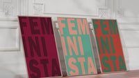 Dieses Feminismus Poster zeigt in verschiedenen Farben das spanische Wort Feminista. 
