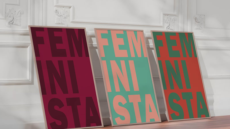 Dieses Feminismus Poster zeigt in verschiedenen Farben das spanische Wort Feminista. 