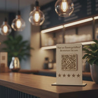 Google Bewertungs-Aufsteller aus Holz – QR-Code mit Google-Logo und personalisierbarem Text. Stilvolle Theke-Deko für mehr Bewertungen. Größe: 12x8 cm, inkl. Fuß. Jetzt individuell gestalten!