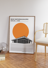 Dieses Poster zeigt die Neue Nationalgalerie im Bauhausstil, das Gebäude wurde von Ludwig Mies van der Rohe entworfen und 1968 in Berlin eröffnet.