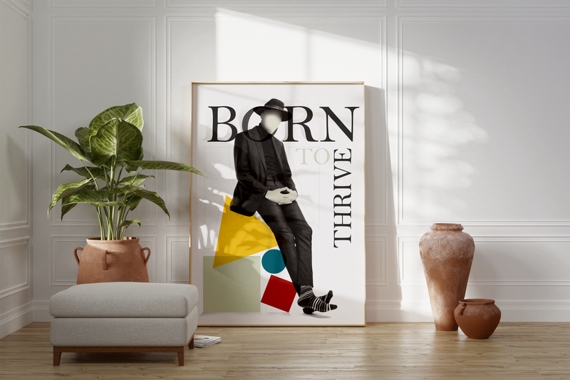 Das Fashion-Poster zeigt einen Mann im Anzug und mit Hut, sitzend auf verschiedenen geometrischen Formen.