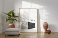 Das Poster zeigt verschiedene geometrische Formen, die zu einem abstrakten Gebäude angeordnet sind. Das Poster ist in seichtem Grau gehalten