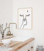 Dieses witzige Badezimmer Poster mit zeigt eine Hand die sich aufgrund des Geruchs auf der Toilette die Nase zuhält. 
