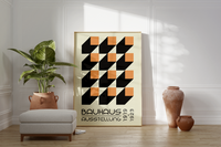 Das Poster im Bauhaus-Stil  zeigt dir verschiedene bunte Quadrate in 3D. Das Poster mit der Bildunterschrift Bauhaus Ausstellung 1919-1923 ist einem Ausstellungsplakat nachempfunden.