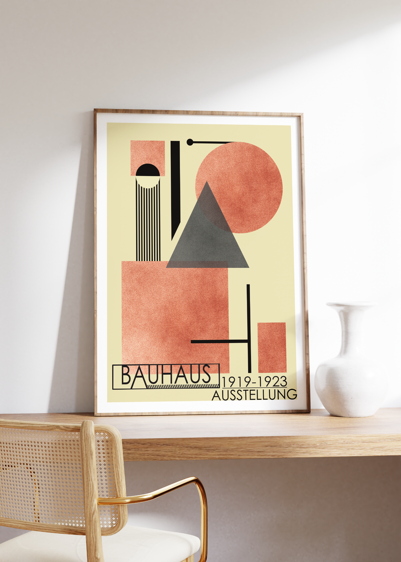 Das Bauhaus Poster zeigt dir unterschiedlichen geometrischen Formen in Orange und Schwarz dargestellt. 