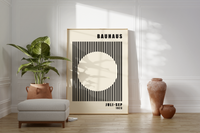 Dieses Bauhaus Poster zeigt dir einen aus Linien ausradierten Kreis in Rot oder Eierschalenweiß. 