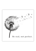 Das Poster zeigt eine Pusteblume mit dem Spruch "Be real, not perfect.". Das Blumenbild ist die ideale Wanddeko für Eingang, Wohnzimmer, Schlafzimmer oder Kinderzimmer.