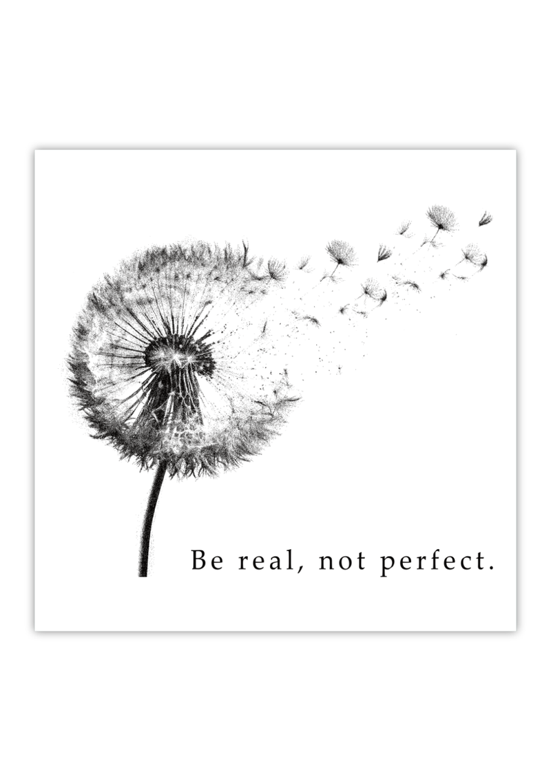 Das Poster zeigt eine Pusteblume mit dem Spruch "Be real, not perfect.". Das Blumenbild ist die ideale Wanddeko für Eingang, Wohnzimmer, Schlafzimmer oder Kinderzimmer.