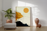 Das Poster zeigt eine abstrakt dargestellte Landschaft mit Bergen in Blau, Gelb und Weiß, dazu eine gelbe Sonne.