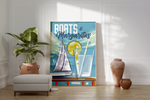 Das maritime Poster zeigt dir eine sommerliche Szene mit einer Margarita im Vorder- und einem Selgelboot im Hintergrund.