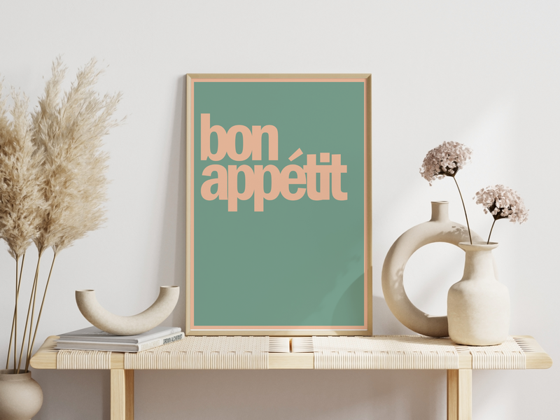 Das Küchenposter zeigt das Wort Bon Appétit in verschiedenen Vintagefarben wie Lachs, Grün, Blau oder Rotbraun. Das minimalistische Bild passt in jede modern gestaltete Küche.