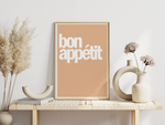Das Küchenposter zeigt das Wort Bon Appétit in verschiedenen Vintagefarben wie Lachs, Grün, Blau oder Rotbraun. Das minimalistische Bild passt in jede modern gestaltete Küche.