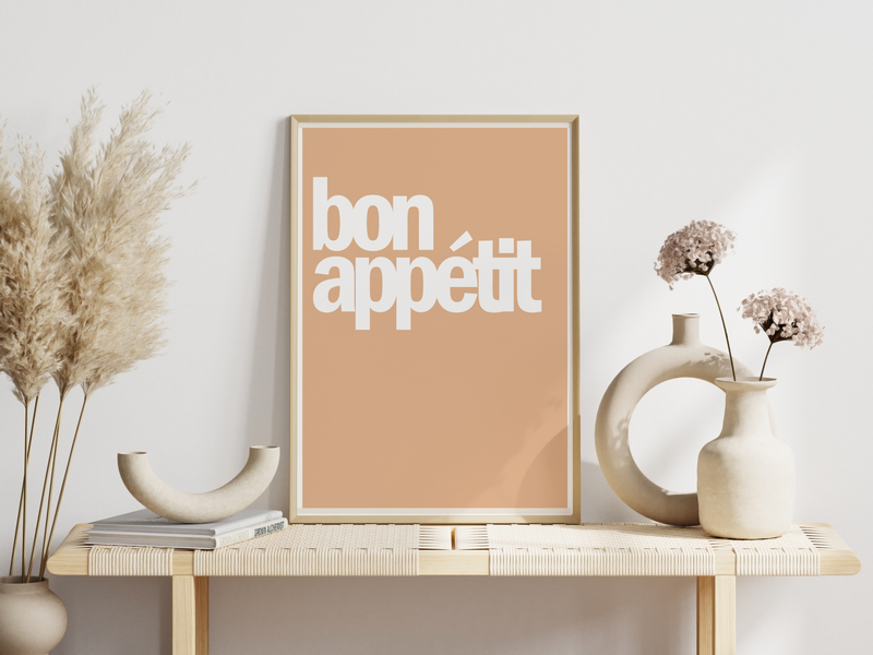 Das Küchenposter zeigt das Wort Bon Appétit in verschiedenen Vintagefarben wie Lachs, Grün, Blau oder Rotbraun. Das minimalistische Bild passt in jede modern gestaltete Küche.