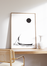 Dieses maritime Poster zeigt ein eine minimalistisch dargestellte Frau auf einem Boot und einem Mond am Himmel. 