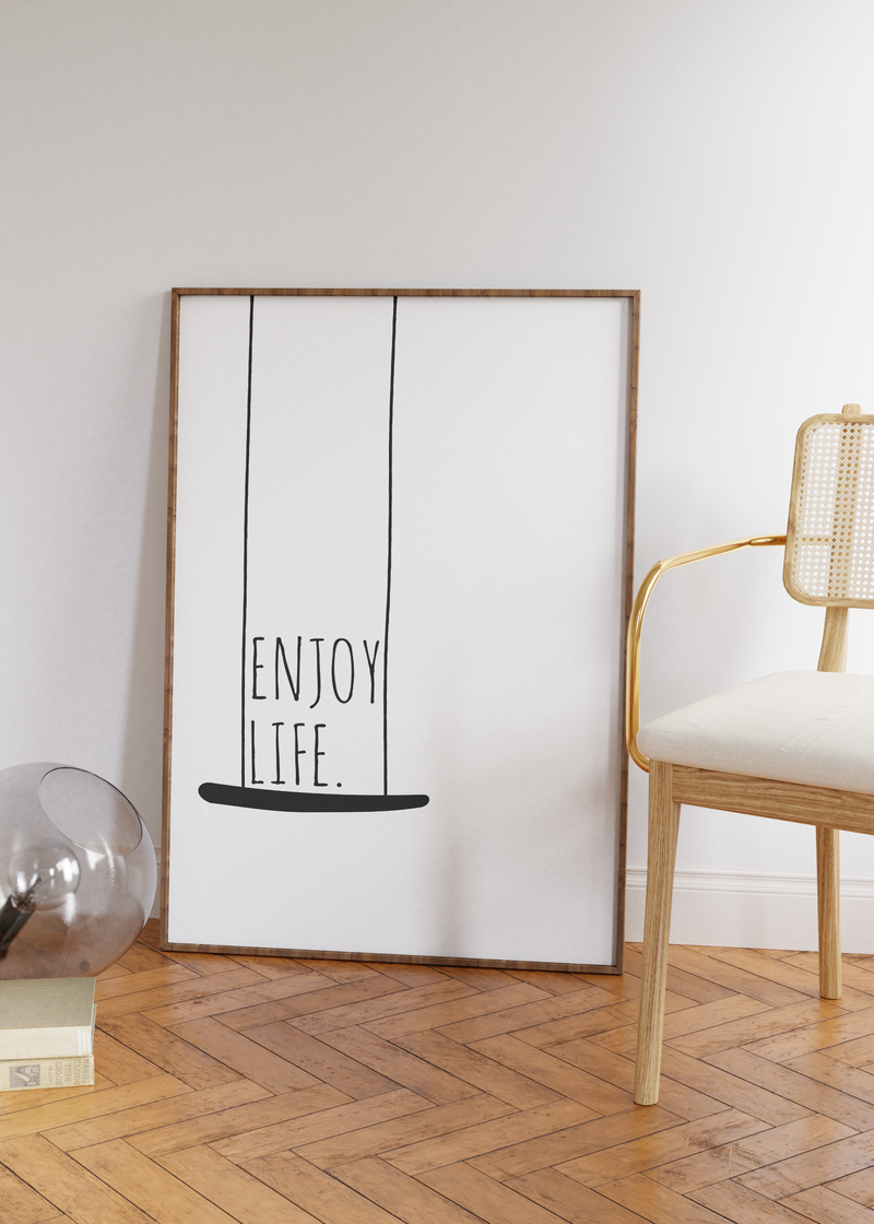 Das minimalistische Poster zeigt dir in schwarz und weiß eine Schaukel und den Spruch Enjoy Life, was so viel bedeutet wie genieße das Leben.
