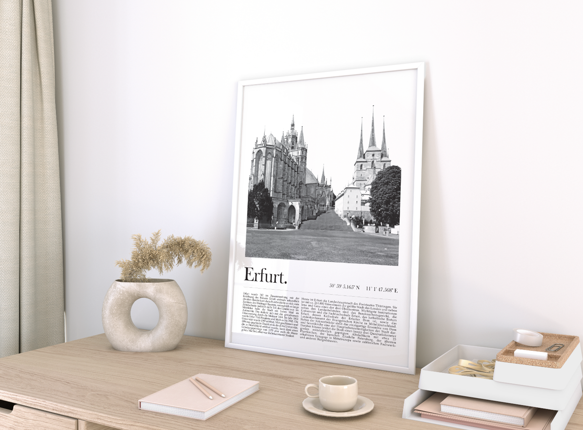 Dieses Poster zeigt dir in Schwarz Weiß eine Fotografie des Doms der Landeshauptstadt Erfurt in Thüringen. 