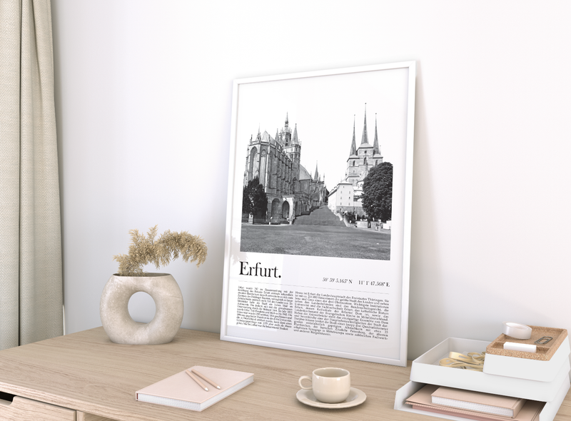 Dieses Poster zeigt dir in Schwarz Weiß eine Fotografie des Doms der Landeshauptstadt Erfurt in Thüringen. 