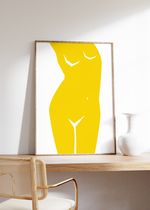 Das Poster zeigt dir eine Aktbild einer Frau. Das minimalistische Bild ist in schönem Gelb und Weiß gehalten.