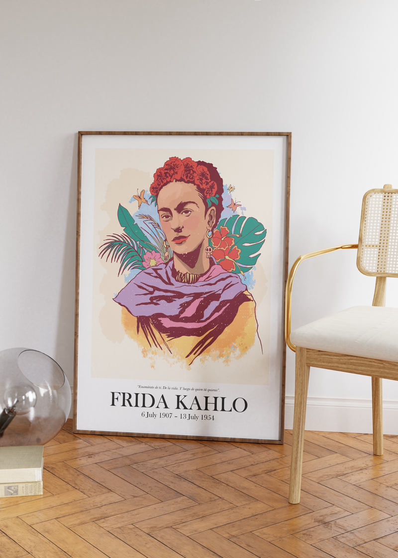 Das Poster zeigt Frida Kahlo de Rivera, welche eine mexikanische Malerin des Surrealismus gewesen ist. Sie lebte vom 6. Juli 1907 bis zum 13. Juli 1954.