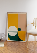 Das Poster zeigt eine abstrakte, geometrische Darstellung in Grün, Gelb und Lachsfarben mit weißem Bildrand.