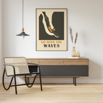 Dieses maritime Poster zeigt eine Schwimmerin die ins Wasser springt. Unterzeichnet mit dem Spruch "Go With The Waves".