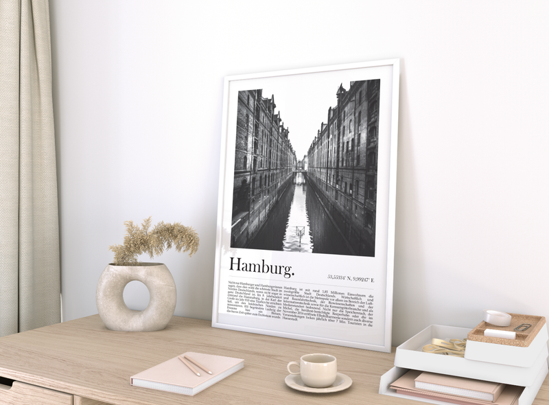 Die Poster zeigen die Hamburger Speicherstadt oder den Hamburger Kiez.