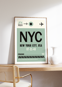 Das Poster zeigt ein Bild des John F. Kennedy Flughafen in New York City. Das Bild im vintage Stil ist in schönem Blau und Beige gehalten. 