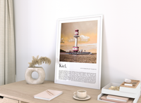 Dieses tolle Poster zeigt dir den Leuchtturm der Landeshauptstadt Kiel der in der Ostsee im Bereich der Kieler Außenförde steht. 