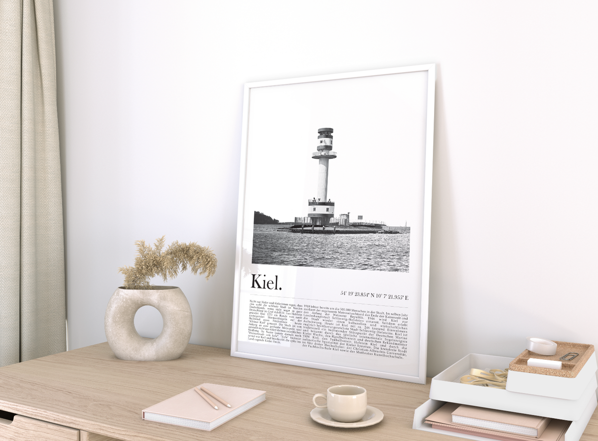 Dieses tolle Poster zeigt dir den Leuchtturm der Landeshauptstadt Kiel der in der Ostsee im Bereich der Kieler Außenförde steht. 