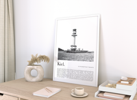 Dieses tolle Poster zeigt dir den Leuchtturm der Landeshauptstadt Kiel der in der Ostsee im Bereich der Kieler Außenförde steht. 